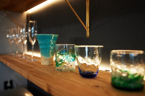 Barのようなキッチンの見せる収納