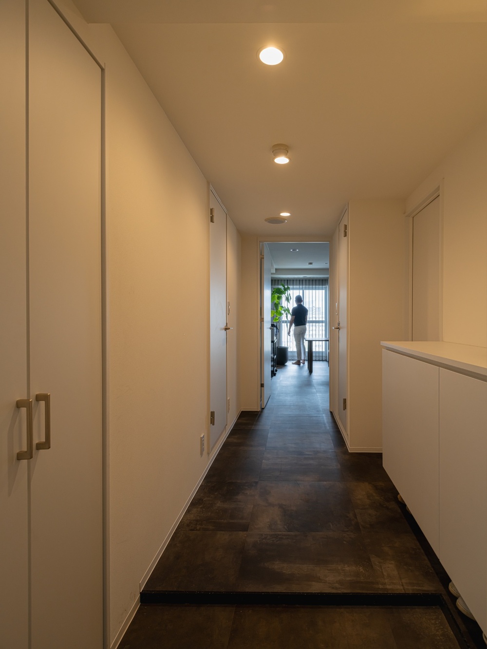 アートホーム【札幌・千歳・北見】のマンションリノベーション施工事例。廊下。家全体の扉やシューズクローゼット、ウォークインクローゼットの棚は職人のきれいな手仕事による造作