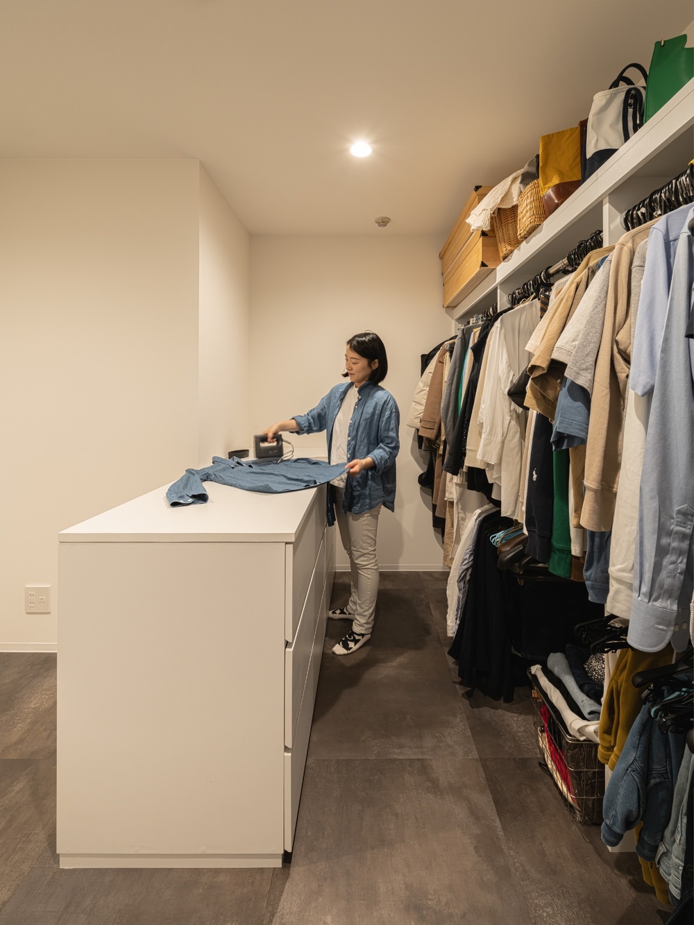 アートホーム【札幌・千歳・北見】のマンションリノベーション施工事例。玄関横のウォークインクローゼット。収納兼カウンターを設けたので、服をたたんだりアイロンかけもできるので便利です