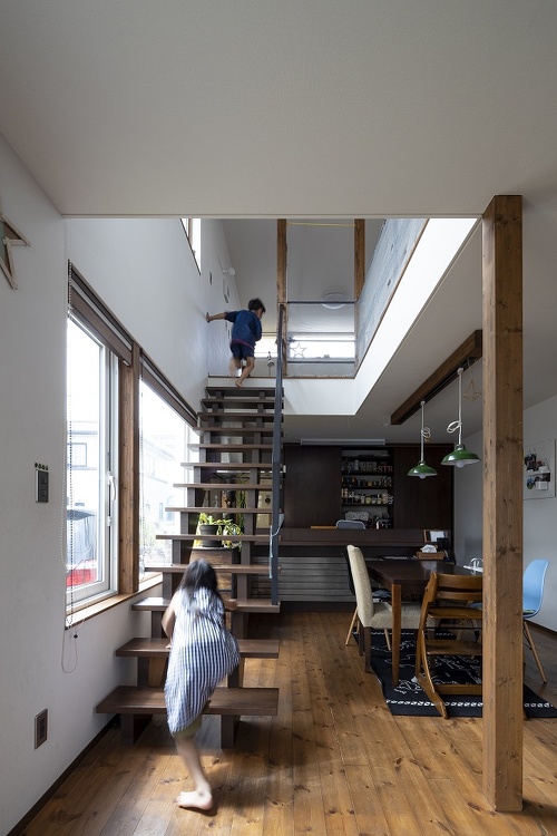 アートホーム千歳店_戸建て中古リノベーション事例_ご要望だったリビング階段。フリースペースには趣味のフィギアも飾れます。