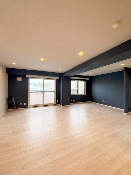 ネイビーを使った落ち着いた雰囲気のリビング