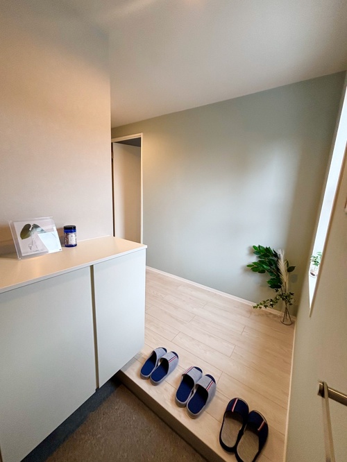 ブルーグリーンがさわやかな玄関