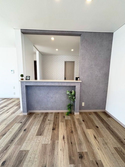 吊戸棚をとってオープンになった、優しい色合いのおしゃれなキッチン