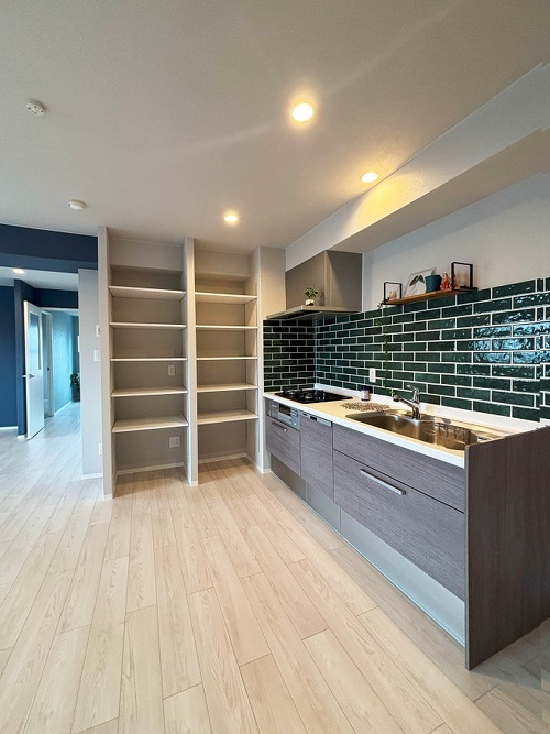 2列のオープンパントリーも設置して使い勝手もよいおしゃれなキッチン