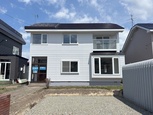 外壁と屋根は、補修と塗装できれいに生まれ変わりました