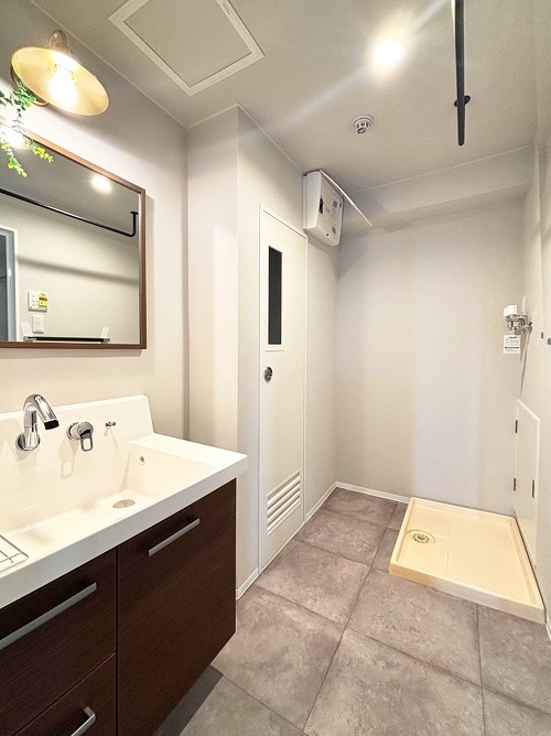 アイアンの選択物干しにおしゃれなペンダントライトを使ったユーティリティ