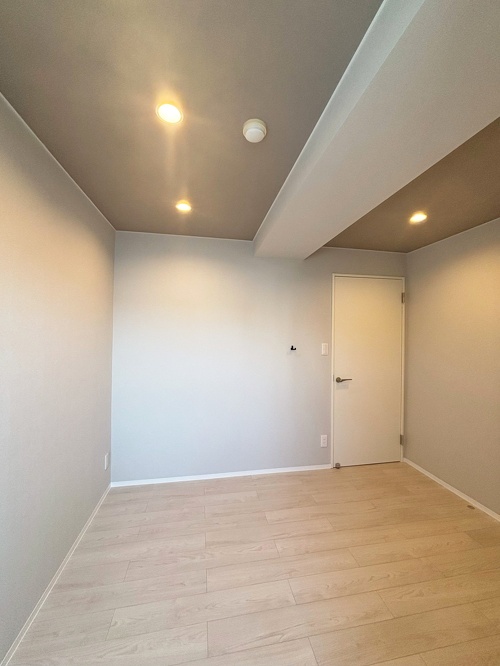 3部屋の和室は洋室に変更。グレージュの壁紙で落ち着いた雰囲気に