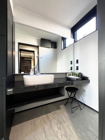 佐虎建業　ユニットバス一体型サウナ【サトラウナ】モデルルーム洗面コーナー①