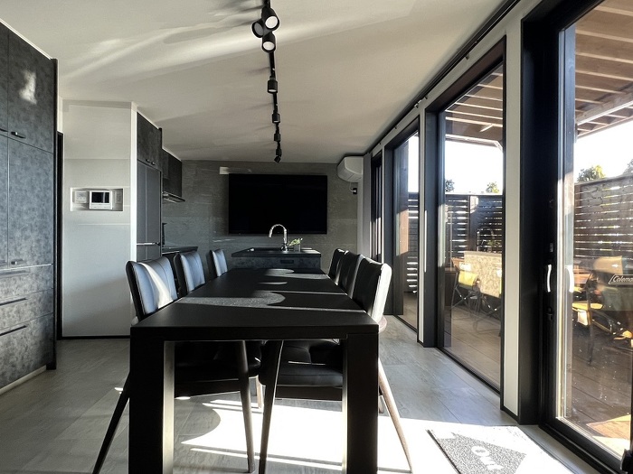 佐虎建業　ユニットバス一体型サウナ【サトラウナ】モデルルーム部分のダイニングキッチン①