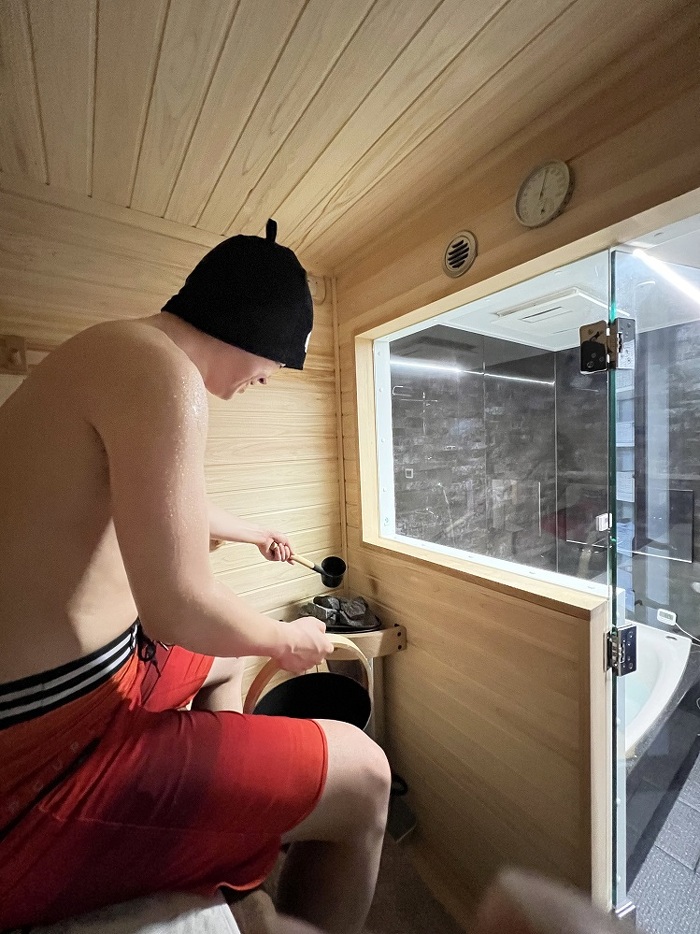 佐虎建業　ユニットバス一体型サウナ【サトラウナ】サウナヒーター「ハルビア」でロウリュ