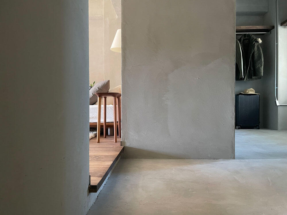 アートホーム札幌支店_中古マンションフルリノベーション OPEN HOUSE_ウォークインクローゼットから無垢材の床のメインエリアへ