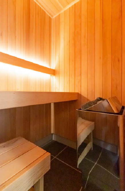 ビオプラス西條デザイン_ホームサウナと広い庭のある、三角屋根の家_リノベーションでホームサウナのある住まいに