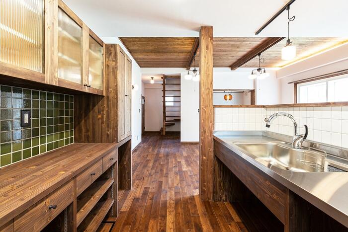 ビオプラス西條デザイン_ホームサウナと広い庭のある、三角屋根の家_ナラ無垢材の床、ホタテ貝漆喰など自然素材ならではの心地よさ