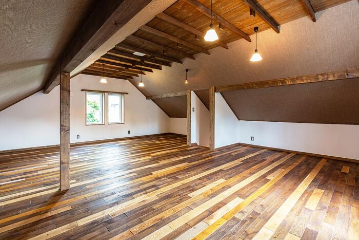 ビオプラス西條デザイン_ホームサウナと広い庭のある、三角屋根の家_2階は暮らしに合わせて、2～4室に分けて使用することも可能です