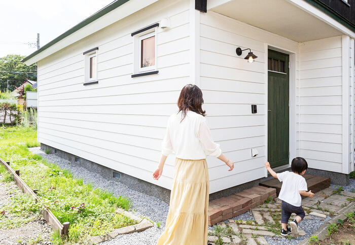 ビオプラス西條デザイン_ホームサウナと広い庭のある、三角屋根の家_かわいい外観