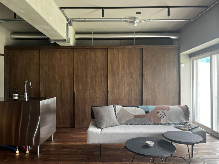 アートホーム札幌支店_中古マンションフルリノベーション OPEN HOUSE_キッチンには壁一面の造作カップボード_引き戸を閉じた写真