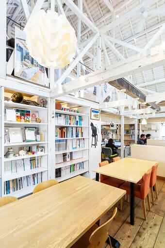 築52年の戸建てをリノベーション。梁を現しにして白く塗装した事務所