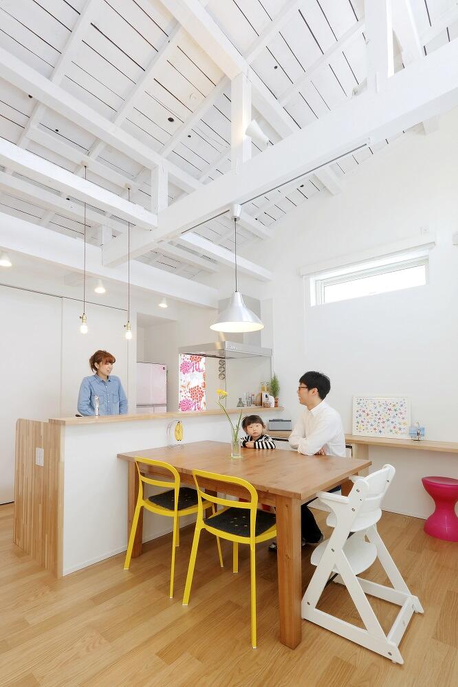 梁や天板板を白く塗装したカフェのようなおしゃれなダイニングキッチン