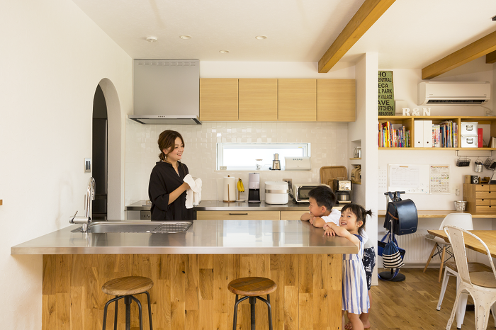 子供たちの様子もよく見えるオープンなキッチンにリノベーション