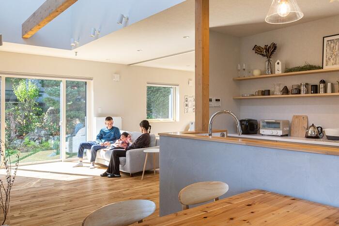 認定長期優良住宅（高度省エネルギー型)の補助金を活用したリノベーション住宅。屋根には太陽光発電パネルも搭載。一年中快適で低燃費な住まいです