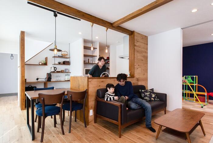 床とキッチンの腰板はお揃いのナラ無垢材で