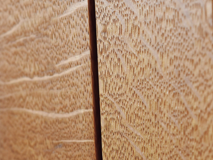 楢の柾目に現れる「虎斑」