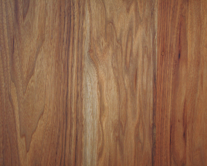 国産材の中では濃い色を持つ日本のウォールナット（鬼胡桃）