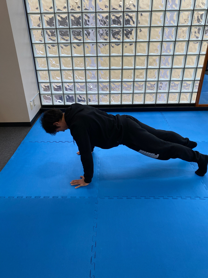 ②着いた手を支点に腕立て伏せの姿勢になる