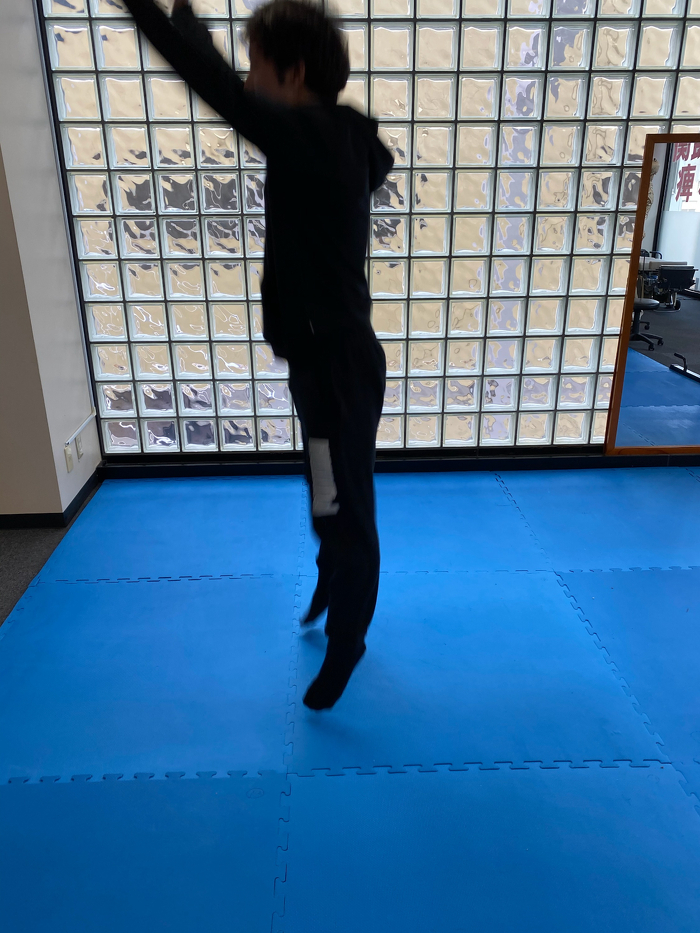 ④そこから一気にジャンプし、着地時は再び写真1の姿勢に戻り2回目を行う