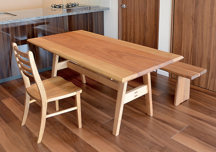 自宅にある古い裁断板を天板に使ったダイニングテーブル。