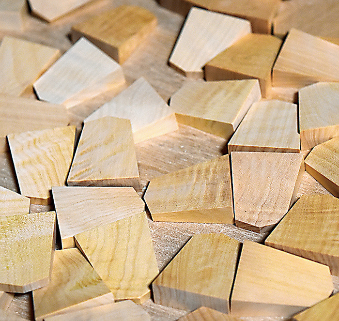 様々な木目の木を将棋駒の形に整えた島ツゲ