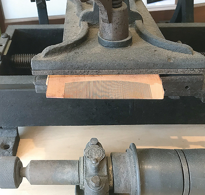 ツゲの櫛は一枚の板から削り出されます