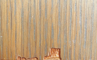 突板のキズ：剥がれて下地の合板が見えてしまった例