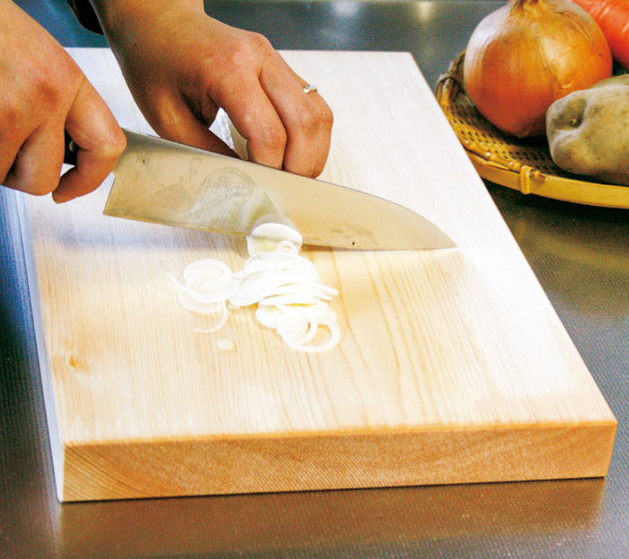 トントンと心地よい音は木の魅力です。