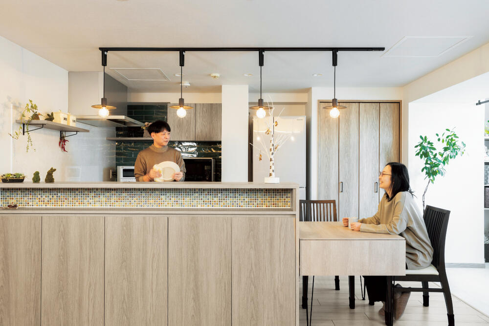 レトロ調の照明や壁のタイルは、カフェ風がお好きなご主人のセレクト。システムキッチンからカウンター、床まで人気のグレージュ系カラーで統一しています