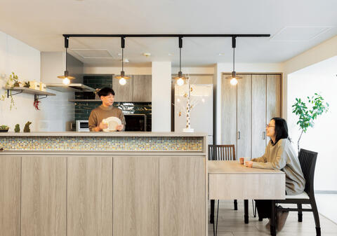 レトロ調の照明や壁のタイルは、カフェ風がお好きなご主人のセレクト。システムキッチンからカウンター、床まで人気のグレージュ系カラーで統一しています