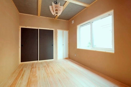 キッチンとつながる和室はヒノキの床と珪藻土の塗り壁に越前和紙の建具であしらった客間。普段はお子さんのお昼寝部屋から夜は宴会部屋に大活躍
