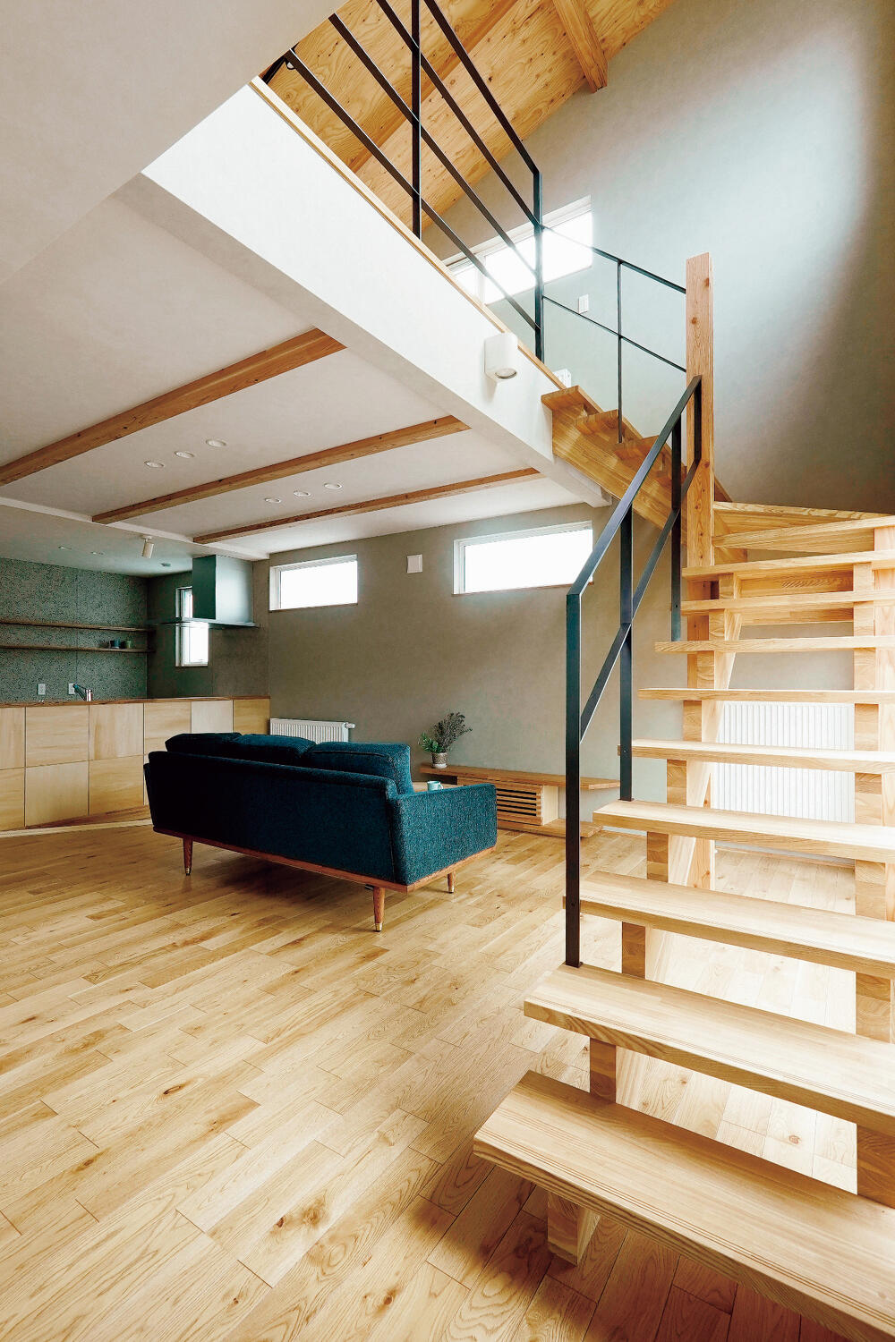 札幌|戸建てリフォーム事例|㈱三五工務店|新築・リノベーション・リフォーム施工会社・工務店_吹き抜けの階段室がLDKに明るさをもたらして。開放感を損なわないように、木質の階段もスケルトンで軽やかな造りにしました