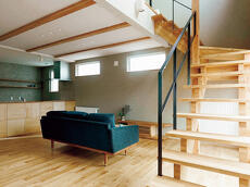 札幌|戸建てリフォーム事例|㈱三五工務店|新築・リノベーション・リフォーム施工会社・工務店_吹き抜けの階段室がLDKに明るさをもたらして。開放感を損なわないように、木質の階段もスケルトンで軽やかな造りにしました