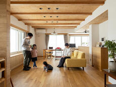 ご夫妻が強く希望していた、無垢の感触が味わえる床も実現。道産カラマツの針葉樹合板で仕上げた天井と相まって、自然素材ならではの質感が心地よい空間です