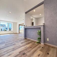 暗かった独立キッチンを、明るくおしゃれなオープンキッチンに