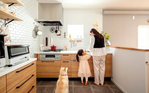 対面式やL字型など試行錯誤したキッチン。最終的にこの形に決まりましたが、デッドスペースもなく動きやすいキッチンができました